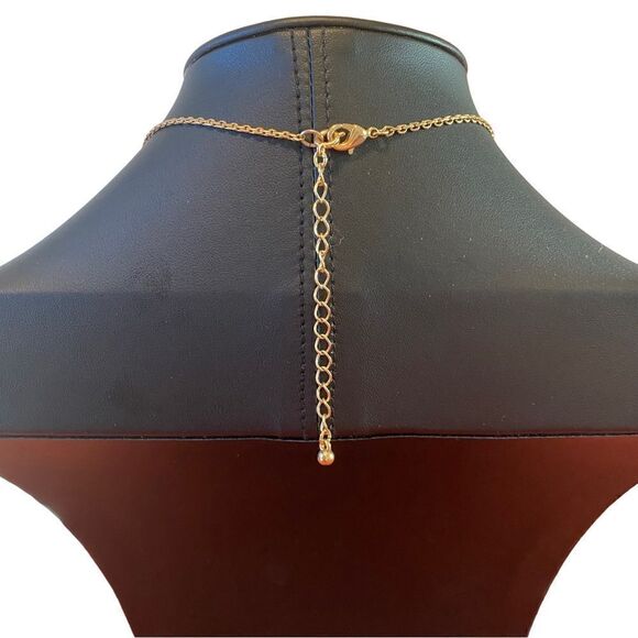 Avon Vintage Gold Toned Jeweled Necklace w/ beautiful detailing. - Picture 4 of 6